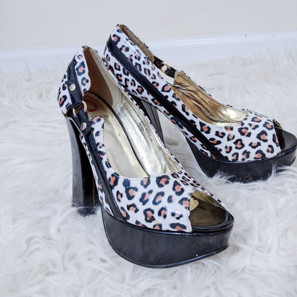 NWT Red Circle size 7.5 Cheetah print pump…